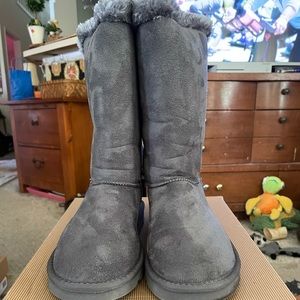 BNWOT THREE BOW GREY UGGS, Size 8